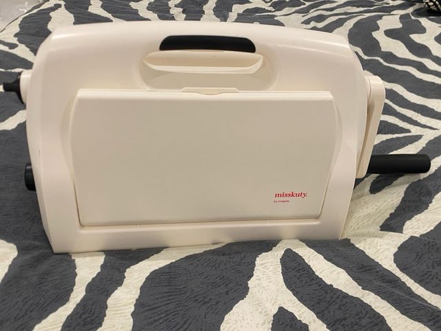 Macchina per timbri Misskuty + 2 pezzi per embossing