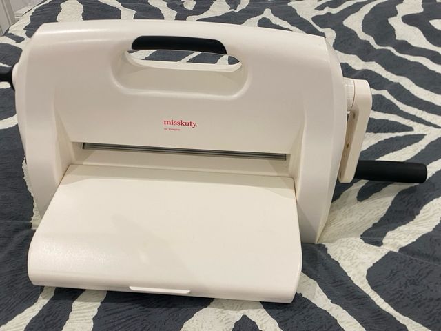 Macchina per timbri Misskuty + 2 pezzi per embossing