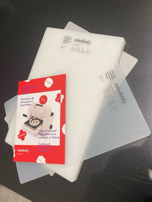 Macchina per timbri Misskuty + 2 pezzi per embossing