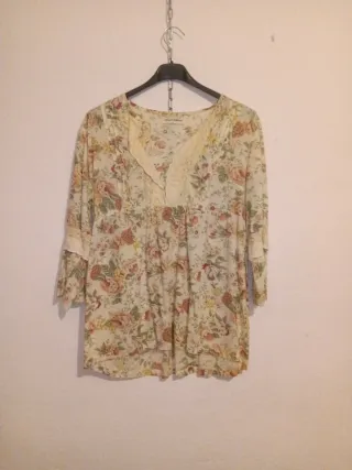Camisa floral beige y multicolor