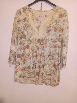 Camisa floral beige y multicolor