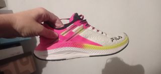 Zapatillas Fila Blancas y Rosas