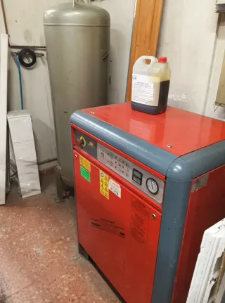 Compresor UNAIR 5,5 CV y desposito de 300 litros