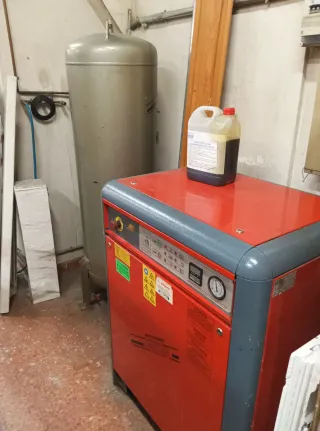 Compresor UNAIR 5,5 CV y desposito de 300 litros