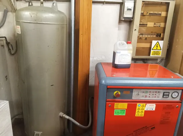 Compresor UNAIR 5,5 CV y desposito de 300 litros