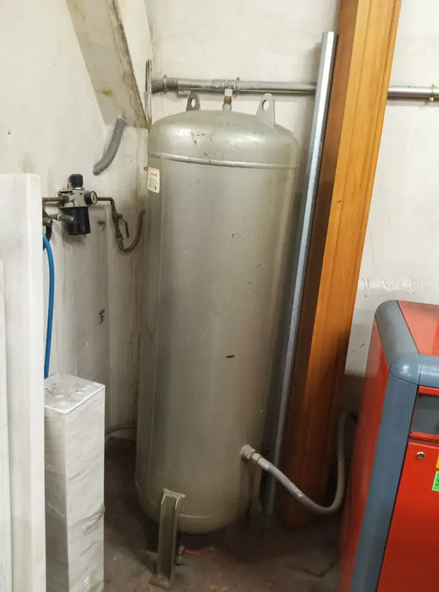 Compresor UNAIR 5,5 CV y desposito de 300 litros