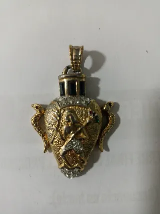 Colgante ánfora con detalles dorados y piedras