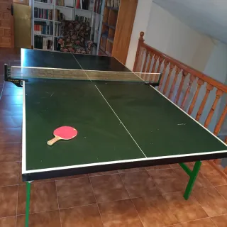 Mesa de ping pong verde con red