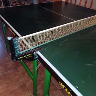 Mesa de ping pong verde con red