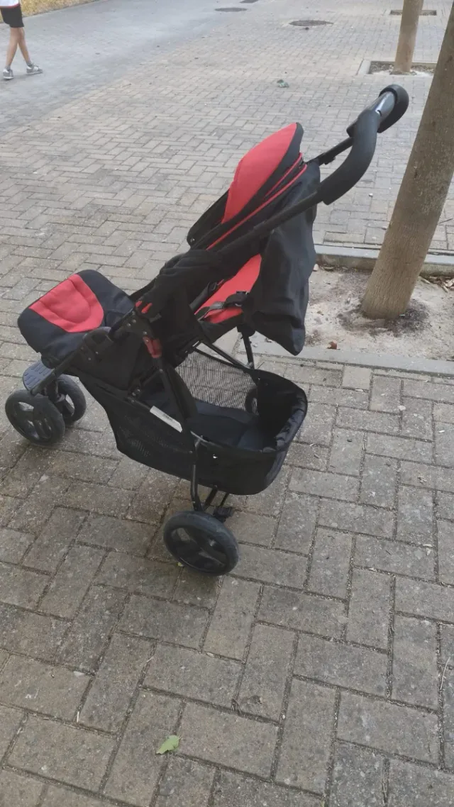 Silla de paseo bebé roja y negra