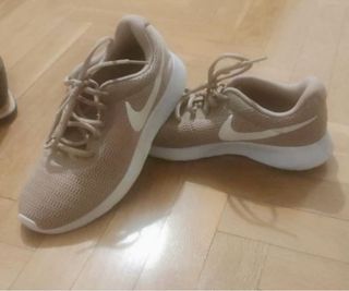 Zapatillas Nike Beige y Blancas