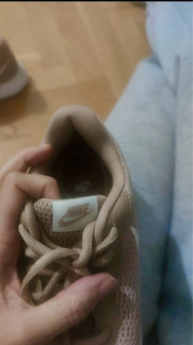 Zapatillas Nike Beige y Blancas