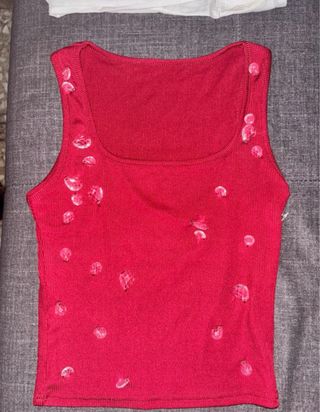 Camiseta roja con pedrería