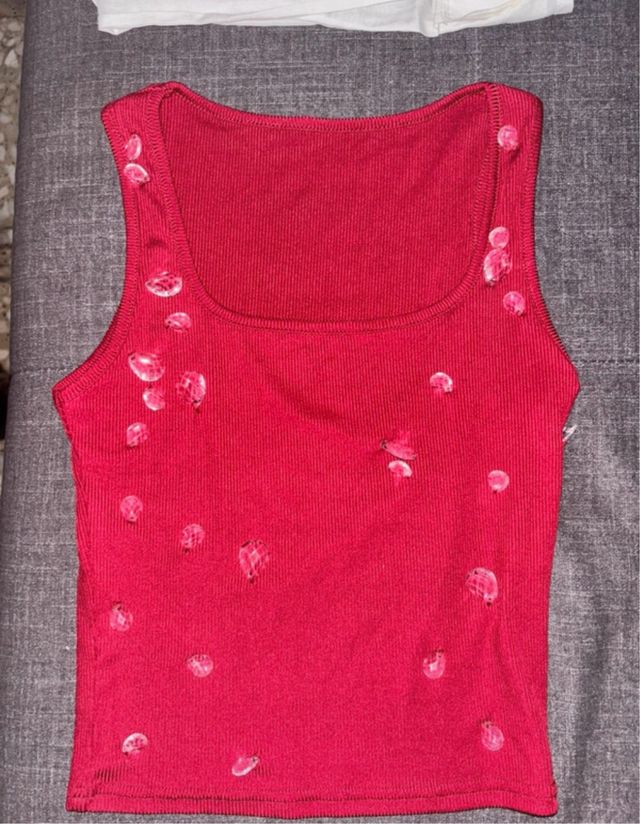 Camiseta roja con pedrería