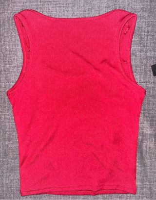 Camiseta roja con pedrería