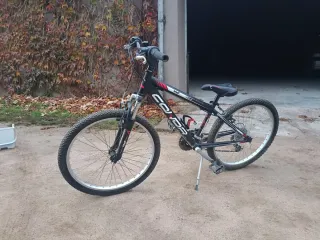 Bicicleta montaña negra y roja