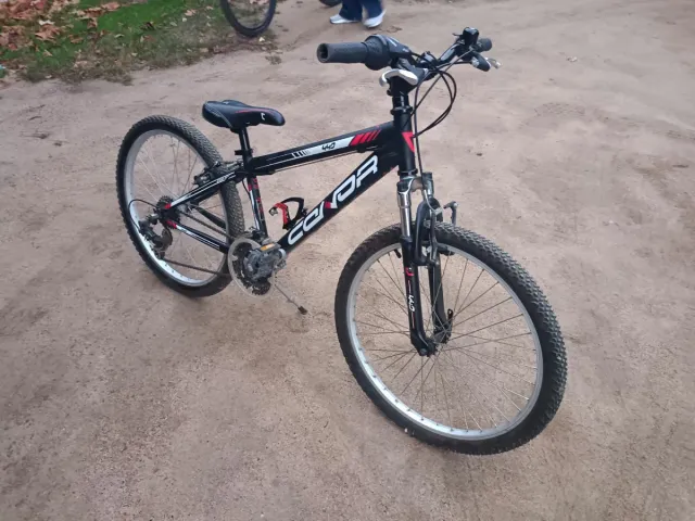 Bicicleta montaña negra y roja