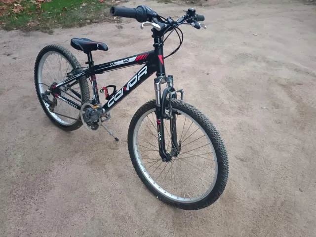 Bicicleta montaña negra y roja