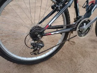 Bicicleta montaña negra y roja