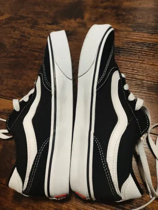 Zapatillas Vans Negras y Blancas