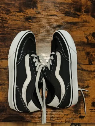 Zapatillas Vans Negras y Blancas