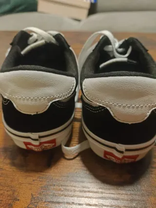 Zapatillas Vans Negras y Blancas