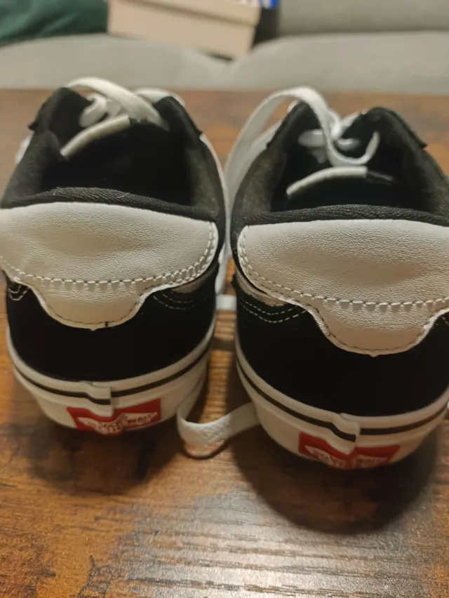 Zapatillas Vans Negras y Blancas