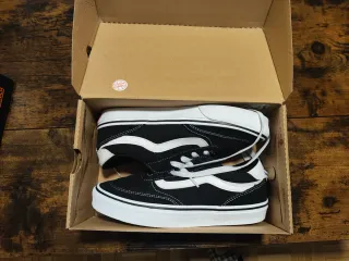 Zapatillas Vans Negras y Blancas