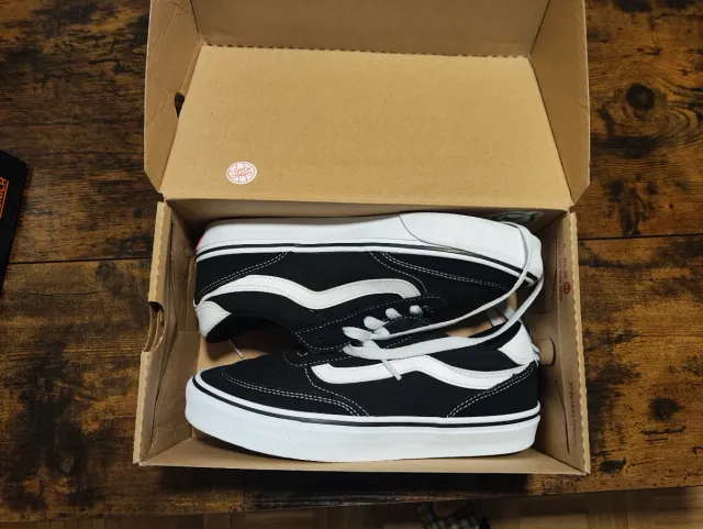 Zapatillas Vans Negras y Blancas