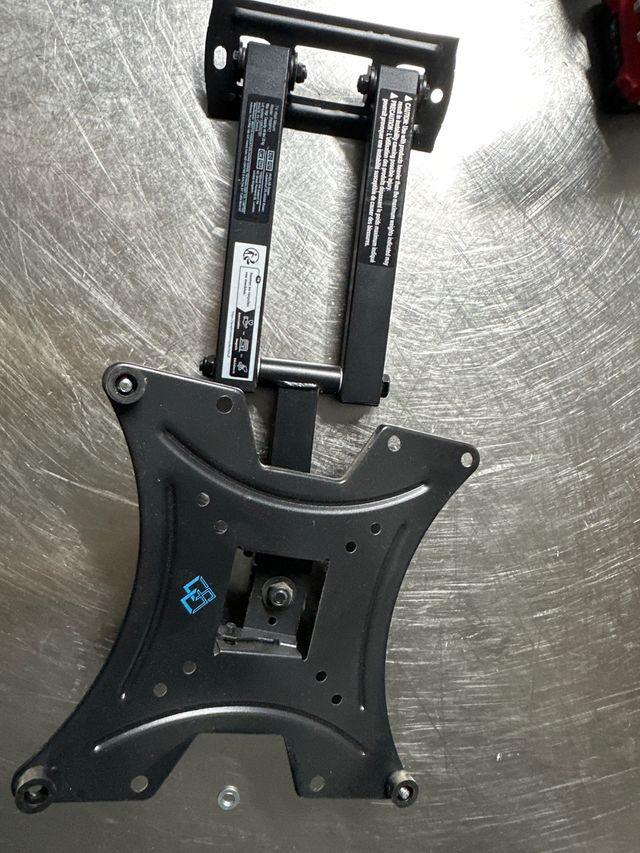 Soporte TV articulado negro para tele de 32” a 55”