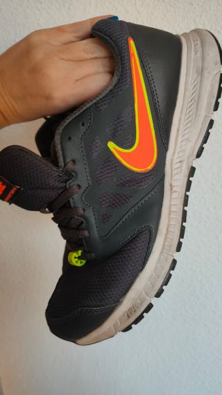 Tenis nike azules con signo naranja