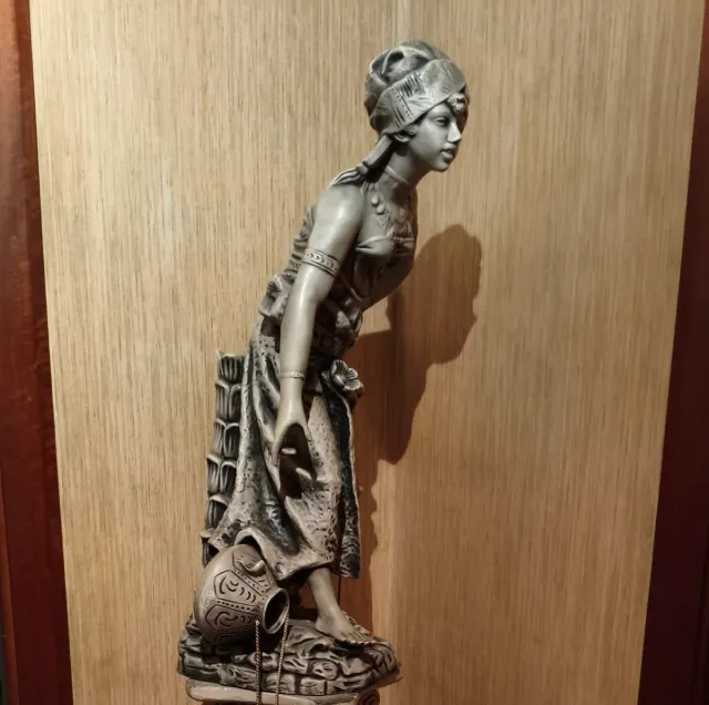 Figura de mujer de piedra y terracota