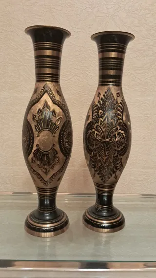 Pareja jarrones indios metal negro y dorado