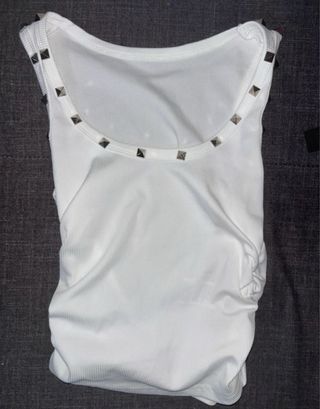 Top blanco con tachuelas plateadas