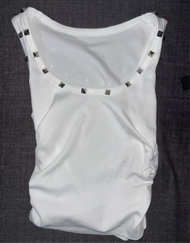 Top blanco con tachuelas plateadas
