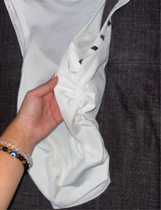 Top blanco con tachuelas plateadas