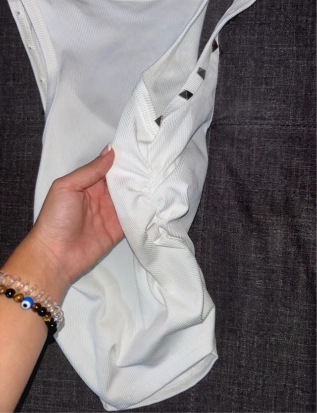 Top blanco con tachuelas plateadas