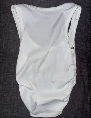 Top blanco con tachuelas plateadas