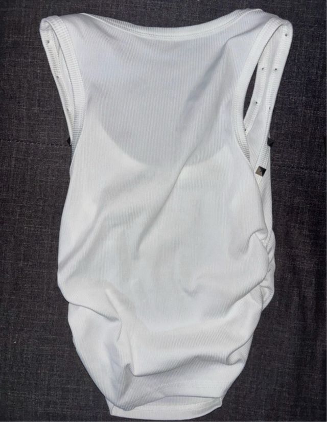 Top blanco con tachuelas plateadas