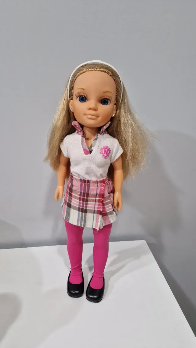 Muñeca Nancy Colegio