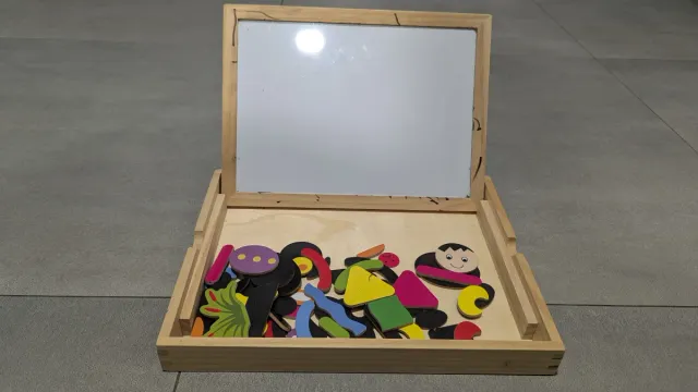 Pizarra magnética con formas.