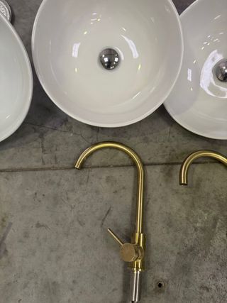 Lavabos de pedicura con grifos