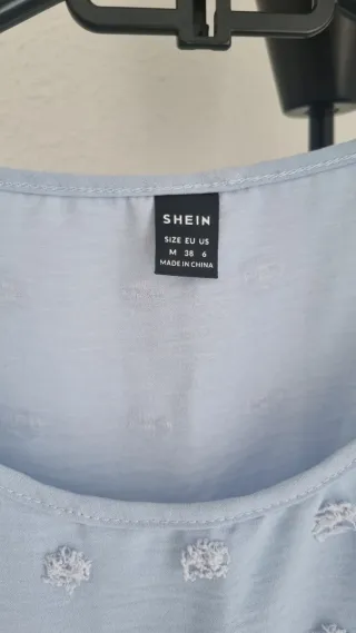 Blusa premamá azul con blanco