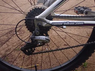 Bicicleta de montaña blanca y morada