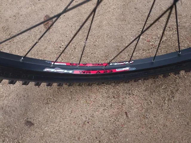 Bicicleta de montaña blanca y morada