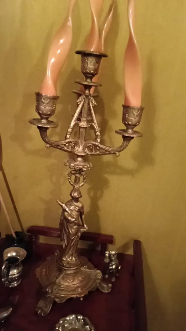 Candelabro antiguo de bronce labrado con figura