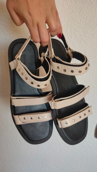 Sandalias blancas crema con tachuelas