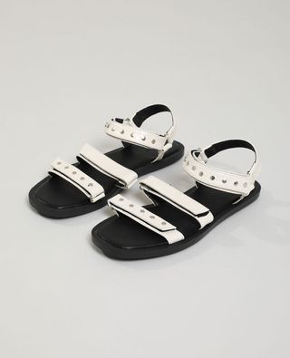 Sandalias blancas crema con tachuelas