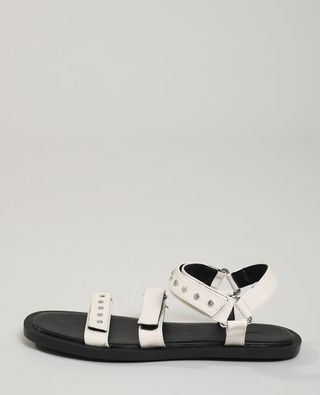 Sandalias blancas crema con tachuelas