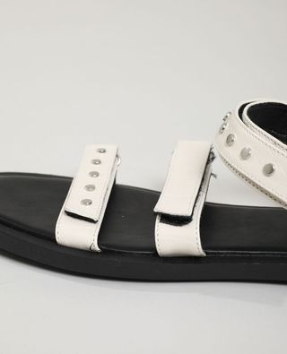 Sandalias blancas crema con tachuelas